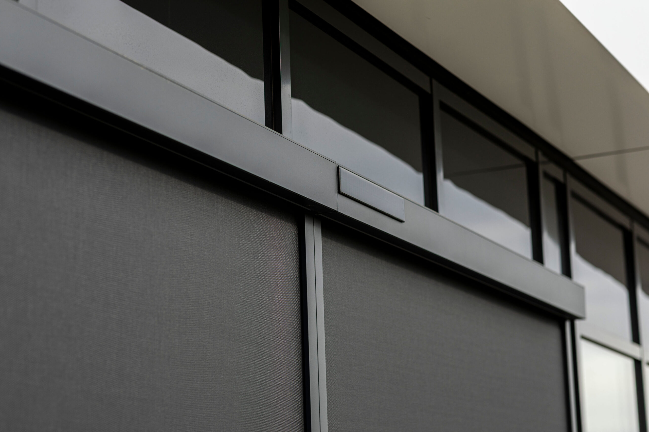 G110 solar screens aan gevel door Prime Zonwering