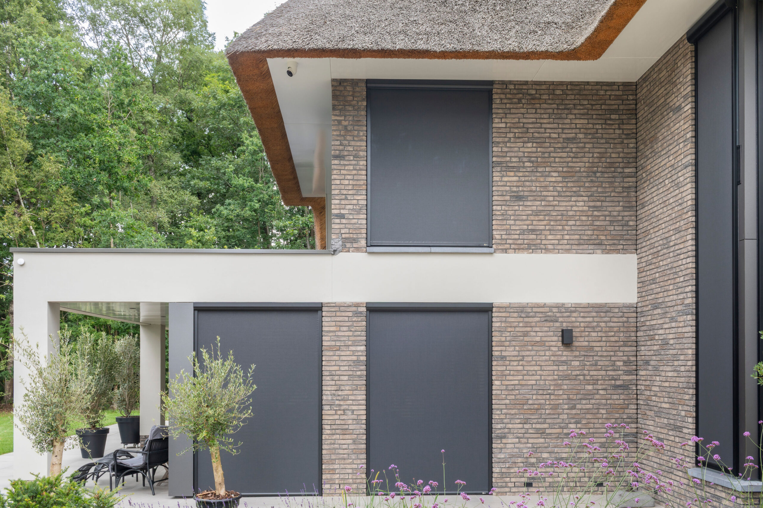 Screens aan moderne gevel door Prime Zonwering