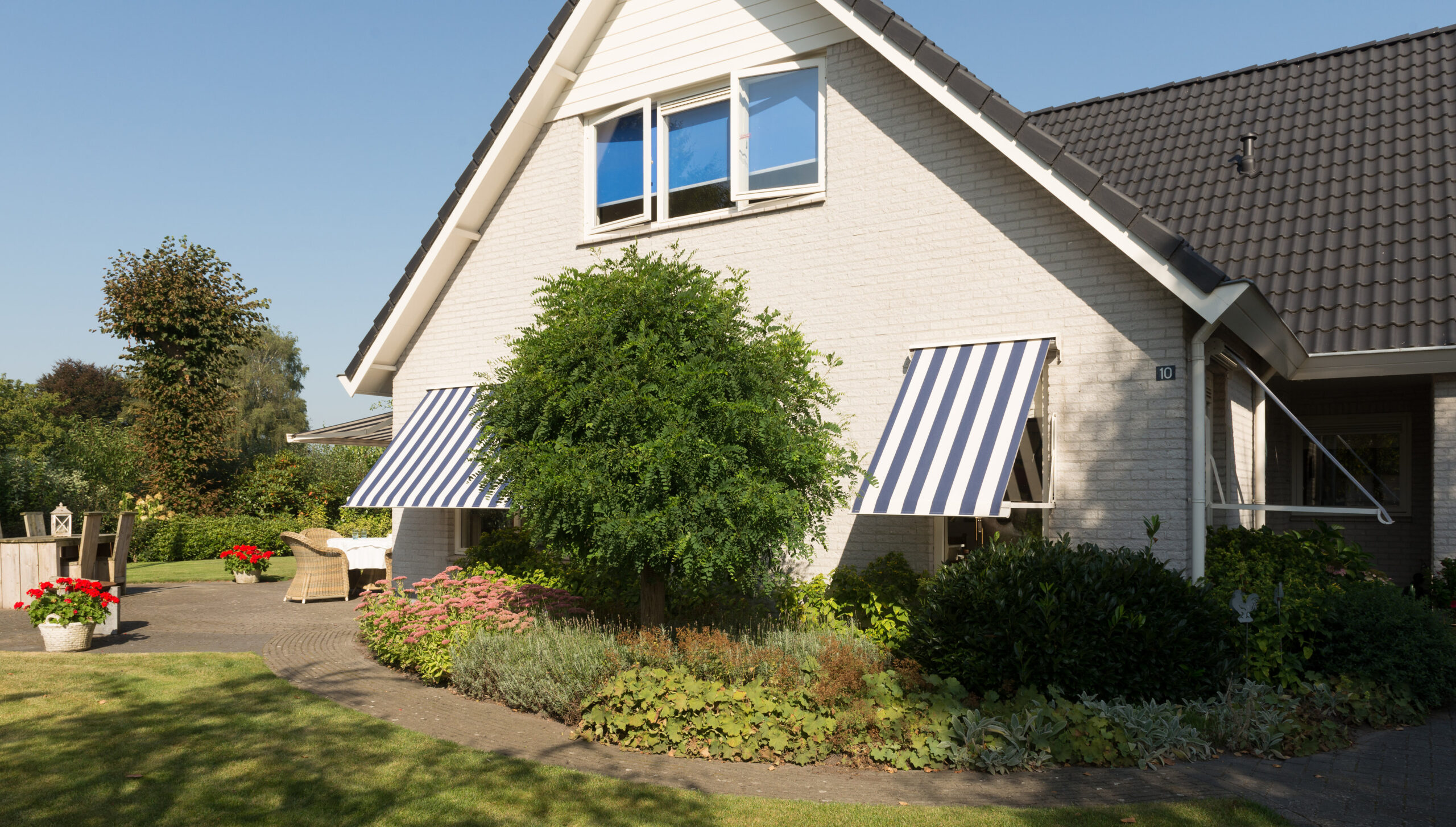 Uitvalscherm boven terras door Prime Zonwering