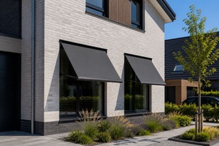 Antraciet uitvalschermen aan een moderne woning
